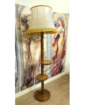 Lampadaire serviteur en bois avec abat-jour à franges – style vintage