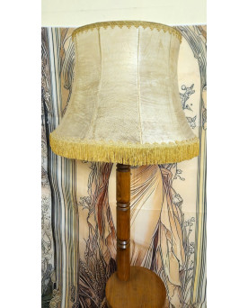 Lampadaire serviteur en bois avec abat-jour à franges – style vintage