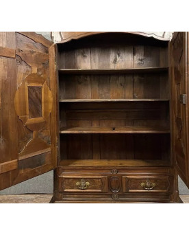 Importante armoire époque Louis XIII en noyer massif