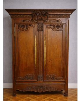 Armoire de Mariage Normande en chêne massif, richement sculptée, époque Louis XV