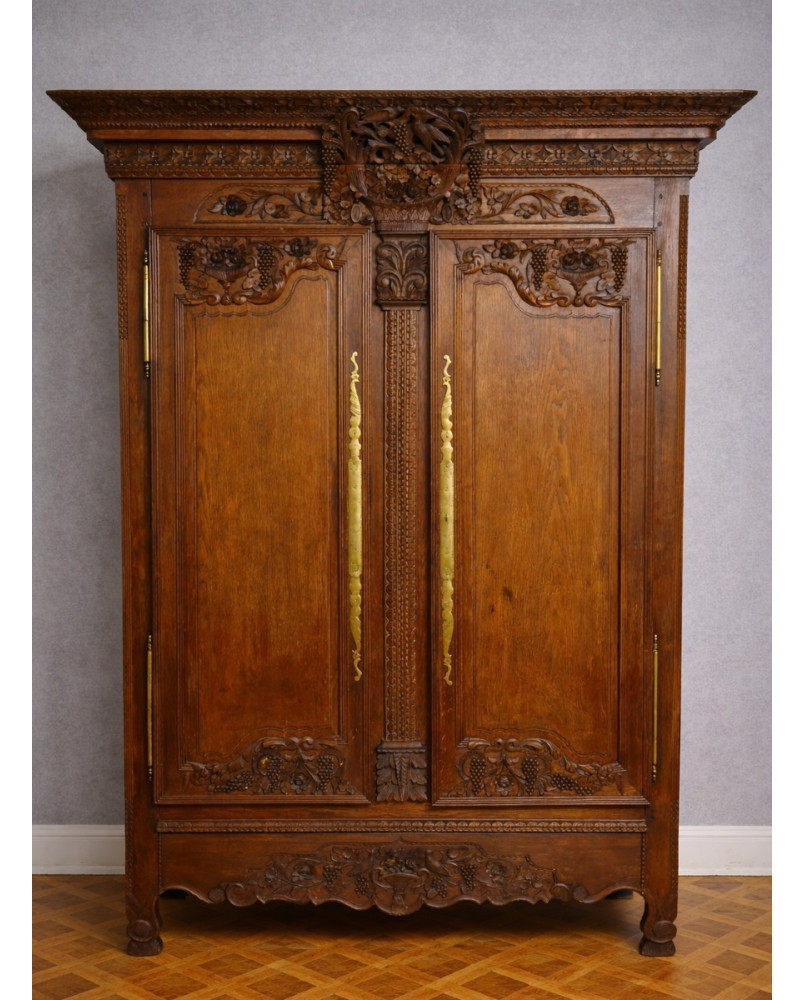Armoire de Mariage Normande en chêne massif, richement sculptée, époque Louis XV