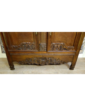Armoire de Mariage Normande en chêne massif, richement sculptée, époque Louis XV