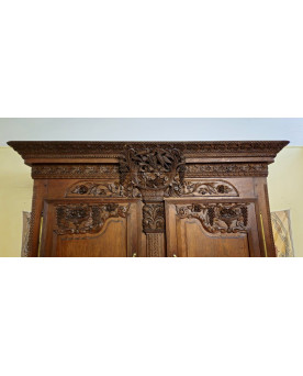 Armoire de Mariage Normande en chêne massif, richement sculptée, époque Louis XV