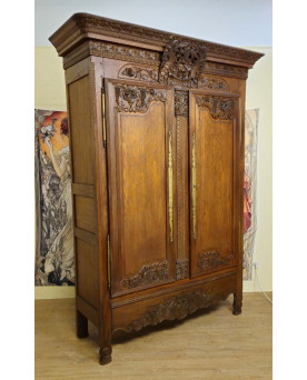 Armoire de Mariage Normande en chêne massif, richement sculptée, époque Louis XV