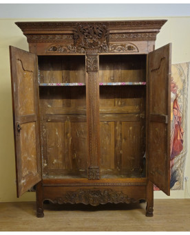 Armoire de Mariage Normande en chêne massif, richement sculptée, époque Louis XV
