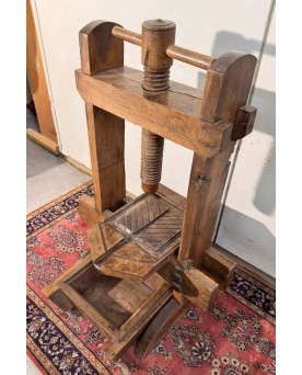 Le village de 58 brocanteurs - Travail d'art populaire : ancien pressoir de la fin du XIXeme siecle