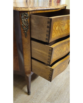 Commode de Dame galbée style Louis XV marquetée avec marbre – XIXᵉ siècle