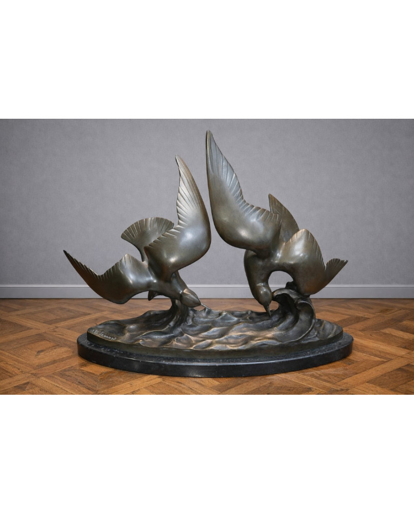 Grande sculpture ancienne en bronze représentant deux mouettes en vol