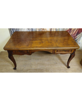 Bureau plat de centre style Louis XV en noyer et orme – XXᵉ siècle