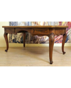 Bureau plat de centre style Louis XV en noyer et orme – XXᵉ siècle