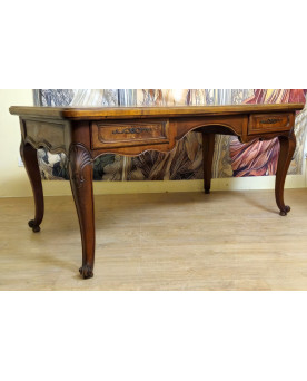 Bureau plat de centre style Louis XV en noyer et orme – XXᵉ siècle