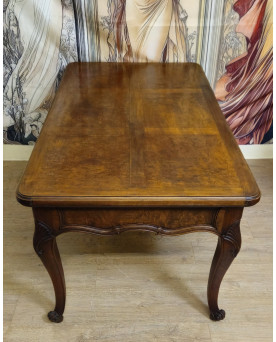 Bureau plat de centre style Louis XV en noyer et orme – XXᵉ siècle