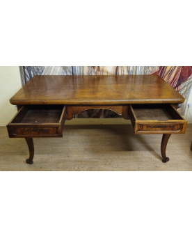 Bureau plat de centre style Louis XV en noyer et orme – XXᵉ siècle