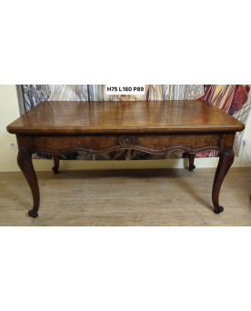 Bureau plat de centre style Louis XV en noyer et orme – XXᵉ siècle