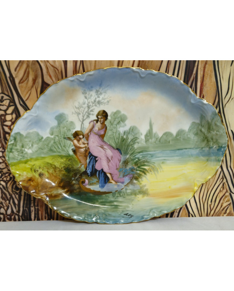 Le village de 58 brocanteurs - Plat en porcelaine Limoges M&D France — décor scène galante Marque visible : M&D – Limoges