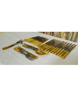 Le village de 58 brocanteurs - Ancien service de table manches corne, viroles argent gaufré, couteaux La Panthère