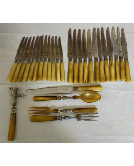 Le village de 58 brocanteurs - Ancien service de table manches corne, viroles argent gaufré, couteaux La Panthère