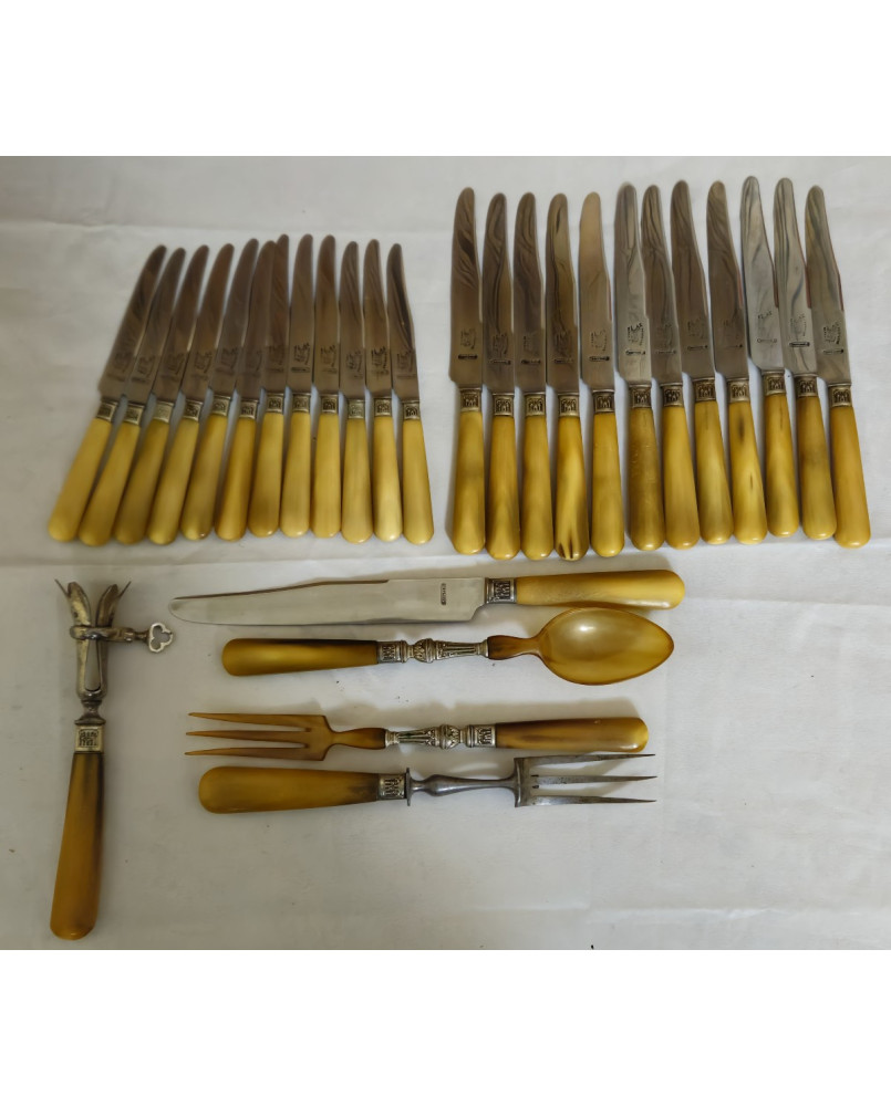 Le village de 58 brocanteurs - Ancien service de table manches corne, viroles argent gaufré, couteaux La Panthère