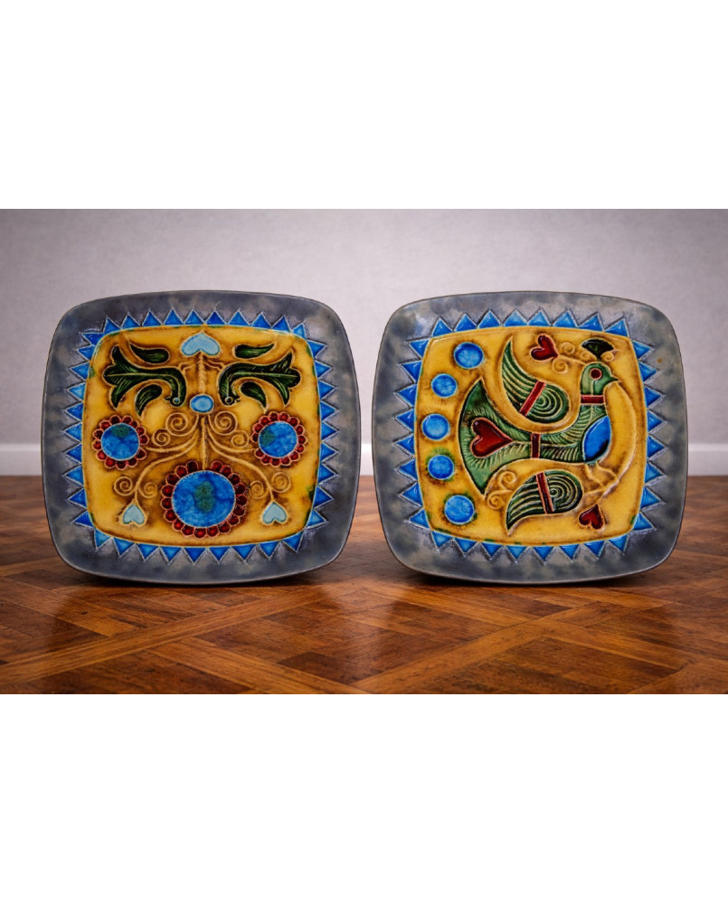 Le village de 58 brocanteurs - 2 plats en céramique signés – Jean Claude Taburet pour HB Quimper / céramique d’art