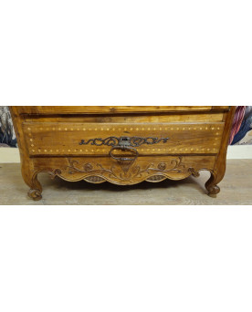 Le village de 58 brocanteurs - Armoire Bonnetiére régionale en noyer et marquéterie – époque XVIIIe siècle