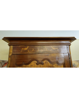 Le village de 58 brocanteurs - Armoire Bonnetiére régionale en noyer et marquéterie – époque XVIIIe siècle