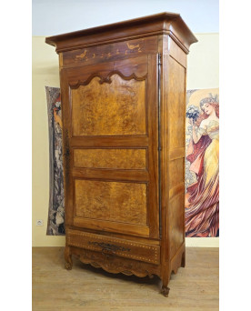 Le village de 58 brocanteurs - Armoire Bonnetiére régionale en noyer et marquéterie – époque XVIIIe siècle