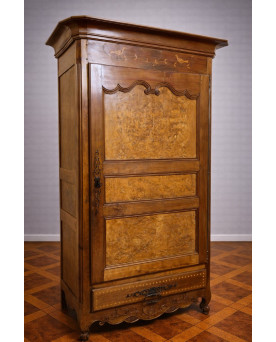 Le village de 58 brocanteurs - Armoire Bonnetiére régionale en noyer et marquéterie – époque XVIIIe siècle