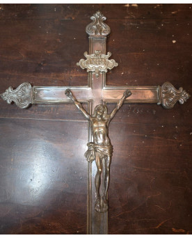 Le village de 58 brocanteurs - Ancien crucifix mural en bronze argenté, représentant le Christ en relief sur une grande croix