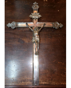 Le village de 58 brocanteurs - Ancien crucifix mural en bronze argenté, représentant le Christ en relief sur une grande croix