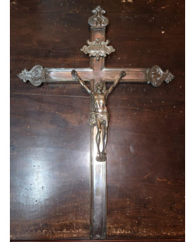 Le village de 58 brocanteurs - Ancien crucifix mural en bronze argenté, représentant le Christ en relief sur une grande croix