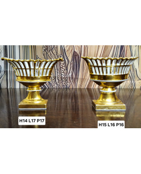 Le village de 58 brocanteurs - Porcelaines de Paris / paire de coupes d'autel / vases décoratifs en porcelaine blanche ajourée