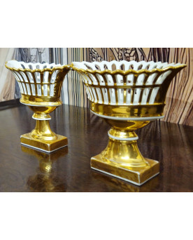 Le village de 58 brocanteurs - Porcelaines de Paris / paire de coupes d'autel / vases décoratifs en porcelaine blanche ajourée