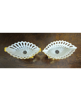 Le village de 58 brocanteurs - Porcelaines de Paris / paire de coupes d'autel / vases décoratifs en porcelaine blanche ajourée