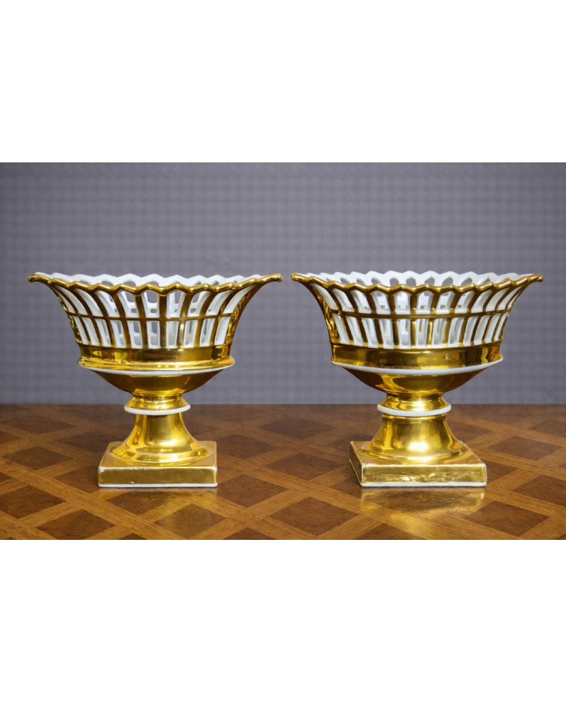 Le village de 58 brocanteurs - Porcelaines de Paris / paire de coupes d'autel / vases décoratifs en porcelaine blanche ajourée