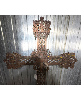 Le village de 58 brocanteurs - Immense croix ancienne en fonte, richement ajourée et décorée de motifs floraux et religieux