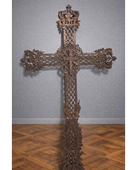 Le village de 58 brocanteurs - Immense croix ancienne en fonte, richement ajourée et décorée de motifs floraux et religieux