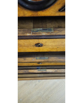 Le village de 58 brocanteurs - Commode époque Charles X en érable et poirier noirçi (vers 1820)