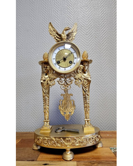 Le village de 58 brocanteurs - Pendule portique en bronze finement ciselé et doré, Epoque Empire vers 1800