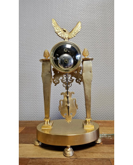 Le village de 58 brocanteurs - Pendule portique en bronze finement ciselé et doré, Epoque Empire vers 1800
