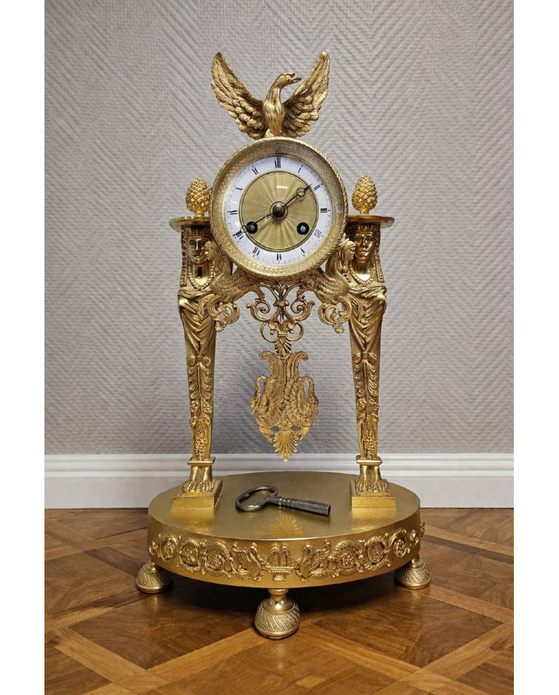 Le village de 58 brocanteurs - Pendule portique en bronze finement ciselé et doré, Epoque Empire vers 1800