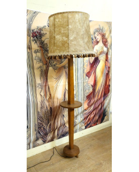 Le village de 58 brocanteurs - Lampadaire en chene blond avec tablette et abat-jour à pompons – années 40 - Art Déco