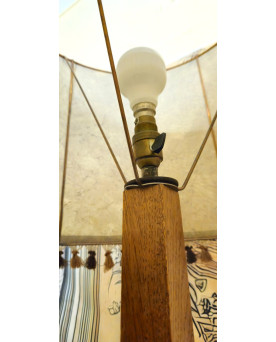 Le village de 58 brocanteurs - Lampadaire en chene blond avec tablette et abat-jour à pompons – années 40 - Art Déco
