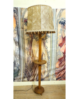 Le village de 58 brocanteurs - Lampadaire en chene blond avec tablette et abat-jour à pompons – années 40 - Art Déco