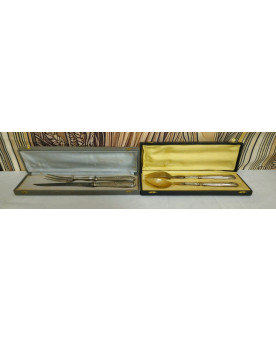 Le village de 58 brocanteurs - Art de la table : réunion de deux coffrets de couverts en argent fourré / B