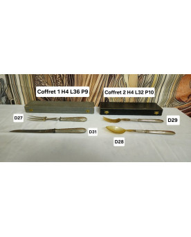 Le village de 58 brocanteurs - Art de la table : réunion de deux coffrets de couverts en argent fourré / B