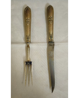 Le village de 58 brocanteurs - Art de la table : réunion de deux coffrets de couverts en argent fourré / B
