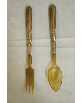 Le village de 58 brocanteurs - Art de la table : réunion de deux coffrets de couverts en argent fourré / B