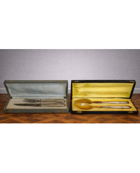Le village de 58 brocanteurs - Art de la table : réunion de deux coffrets de couverts en argent fourré / B