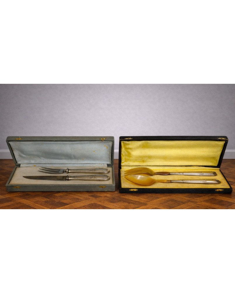 Le village de 58 brocanteurs - Art de la table : réunion de deux coffrets de couverts en argent fourré / B