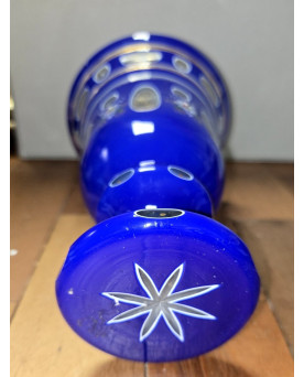 Le village de 58 brocanteurs - Grand calice en verre bleu émaillé (verre bohème XXe siecle)